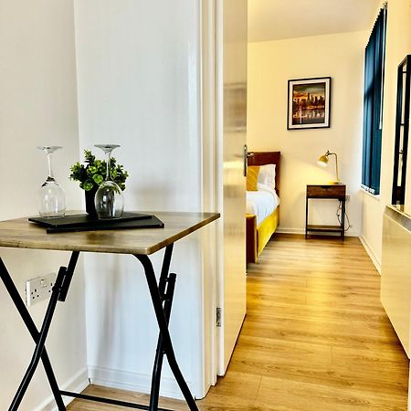 Rnm - Business Professional & Top Choice, Private Access & Entire Place, Kitchen & Washroom With Amenities, Smart Tv, Easy Access, Fast Wifi, Parking Nearby, Great Transport Links 黑尔斯欧文 外观 照片