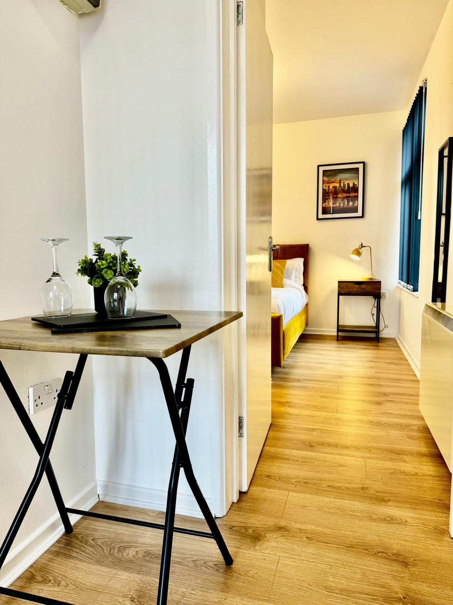 Rnm - Business Professional & Top Choice, Private Access & Entire Place, Kitchen & Washroom With Amenities, Smart Tv, Easy Access, Fast Wifi, Parking Nearby, Great Transport Links 黑尔斯欧文 外观 照片
