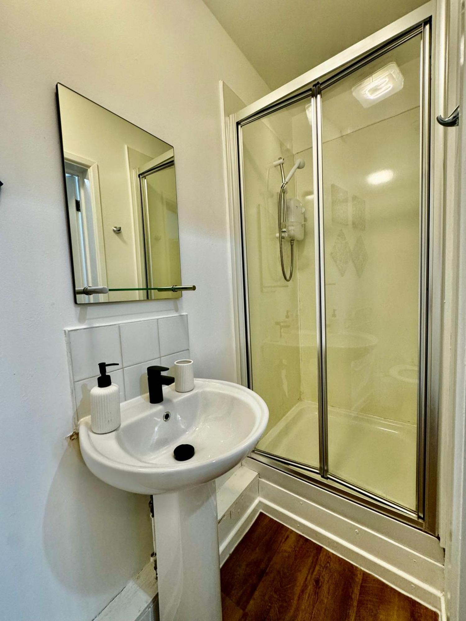 Rnm - Business Professional & Top Choice, Private Access & Entire Place, Kitchen & Washroom With Amenities, Smart Tv, Easy Access, Fast Wifi, Parking Nearby, Great Transport Links 黑尔斯欧文 外观 照片